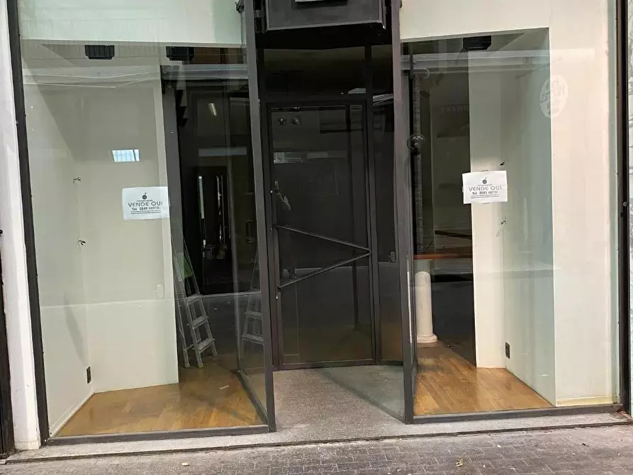 Immagine 5 di Locale commerciale in vendita  a Massa