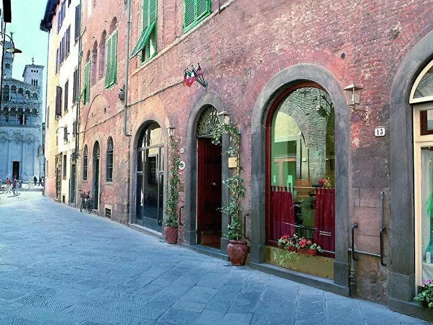 Immagine 1 di Palazzo in vendita  a Lucca