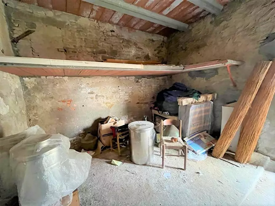 Immagine 2 di Locale commerciale in vendita  a Peccioli