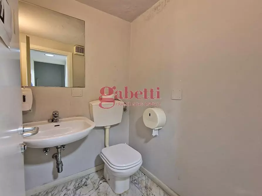 Immagine 12 di Locale commerciale in affitto  a Pisa