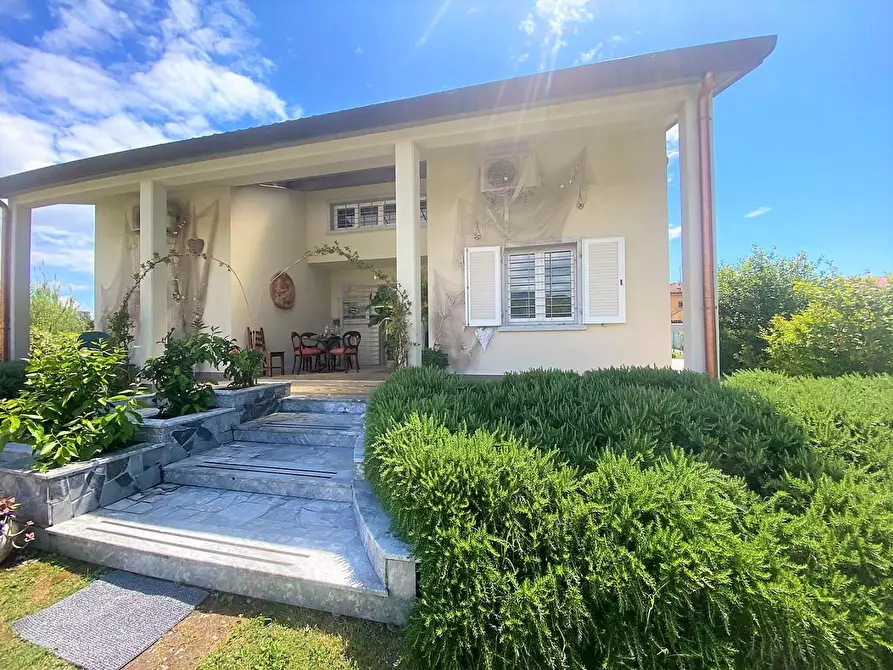 Immagine 7 di Villa in vendita  a Carrara