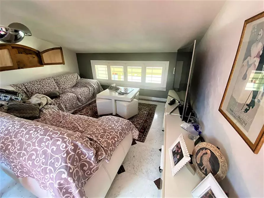 Immagine 25 di Villa in vendita  a Carrara