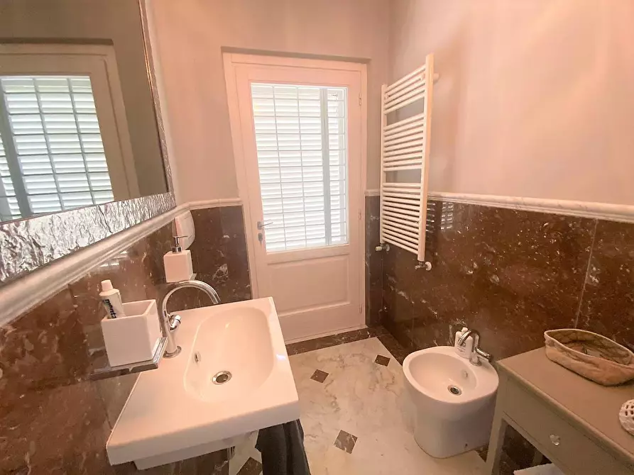 Immagine 12 di Villa in vendita  a Carrara