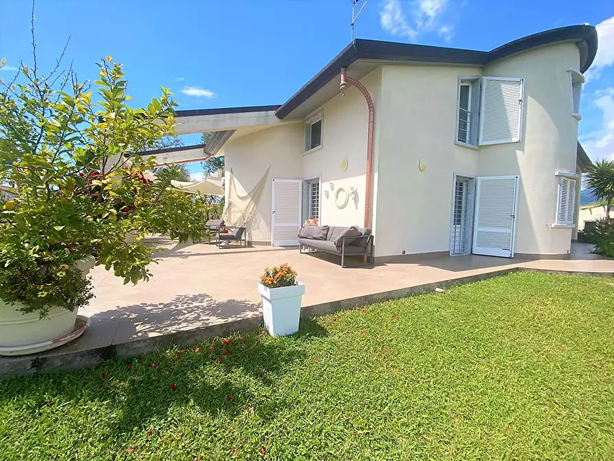 Immagine 5 di Villa in vendita  a Carrara