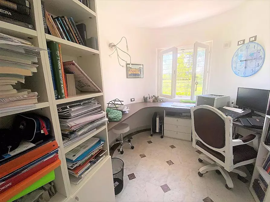 Immagine 18 di Villa in vendita  a Carrara