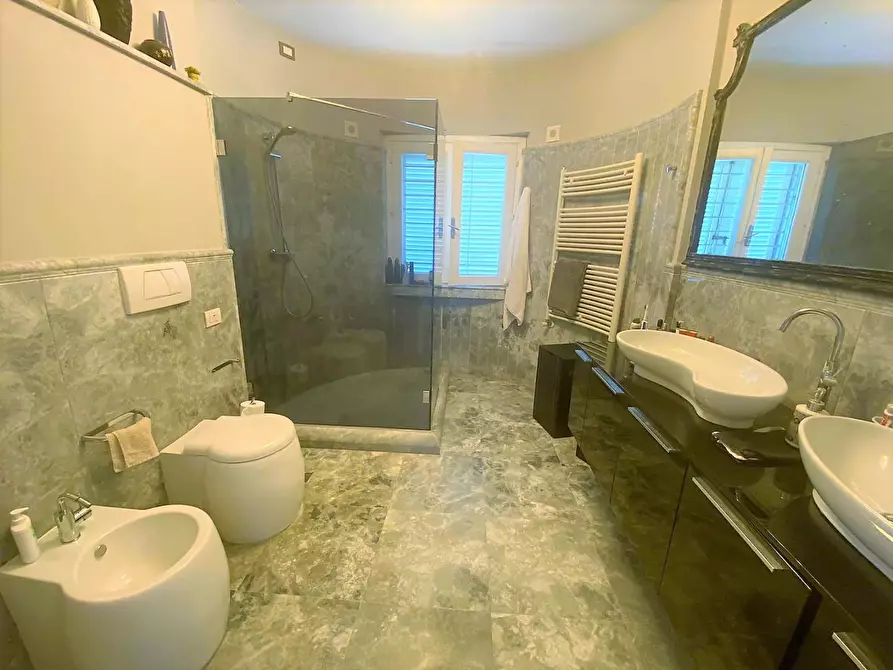 Immagine 17 di Villa in vendita  a Carrara