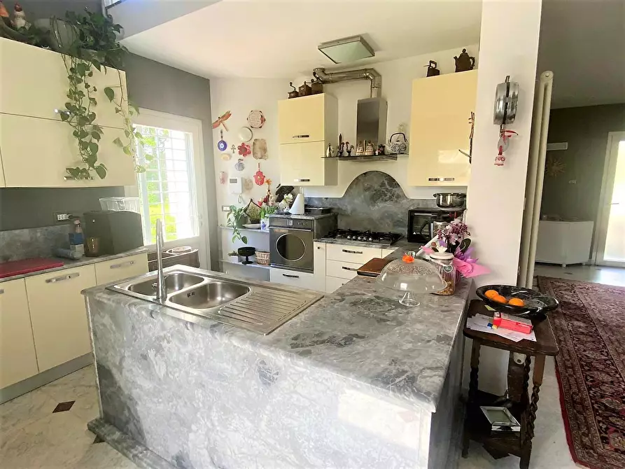 Immagine 22 di Villa in vendita  a Carrara