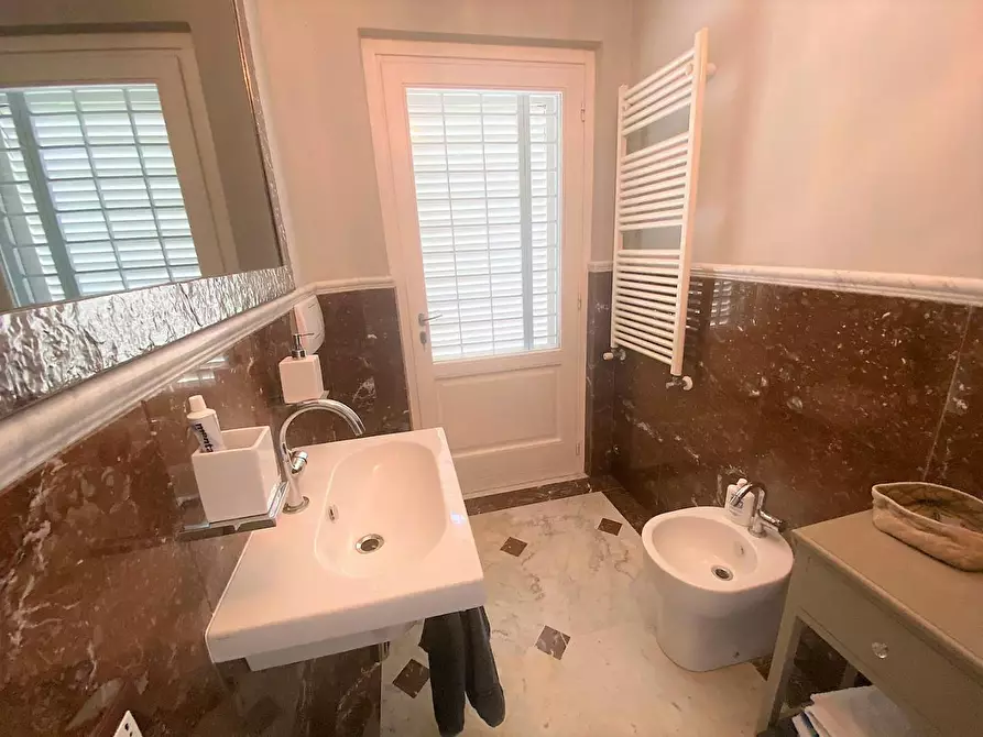 Immagine 13 di Villa in vendita  a Carrara