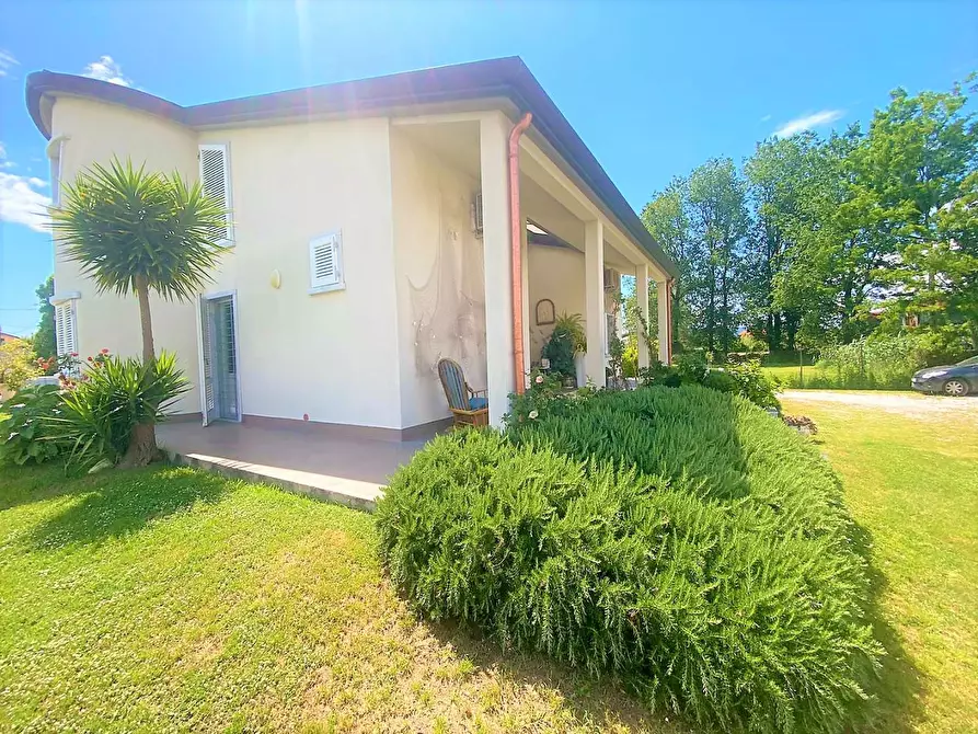 Immagine 6 di Villa in vendita  a Carrara