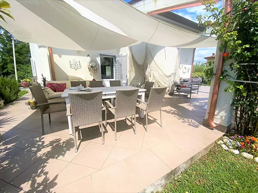 Immagine 4 di Villa in vendita  a Carrara