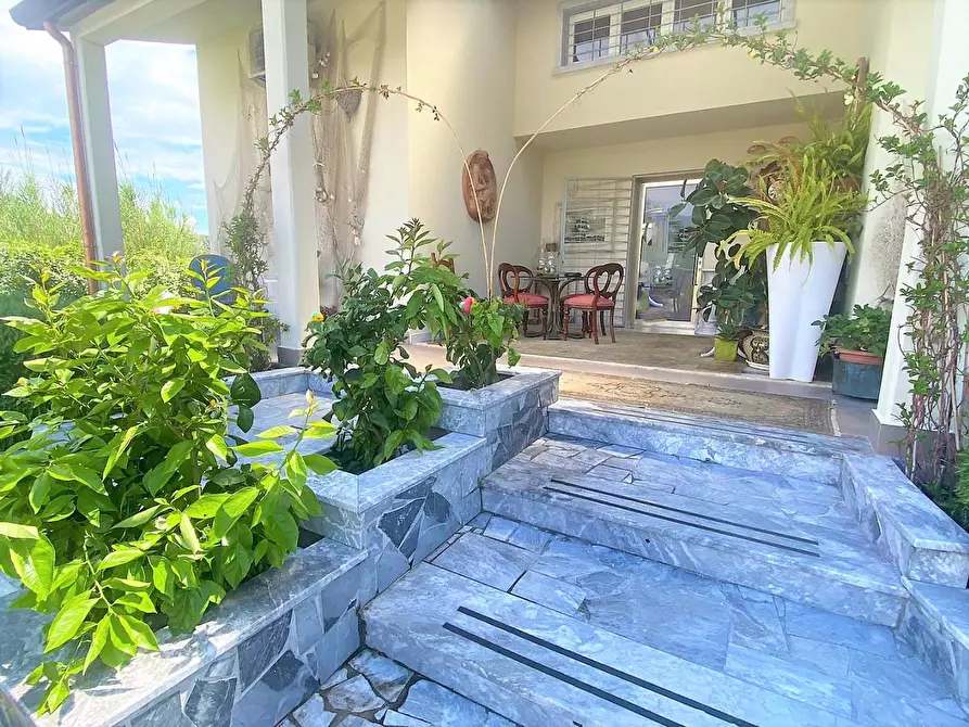 Immagine 8 di Villa in vendita  a Carrara