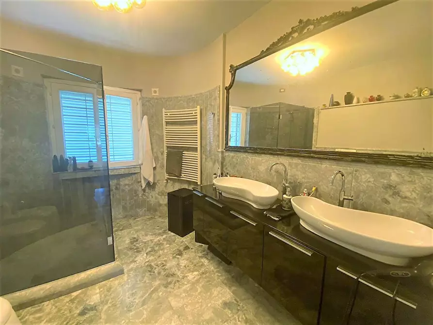 Immagine 16 di Villa in vendita  a Carrara