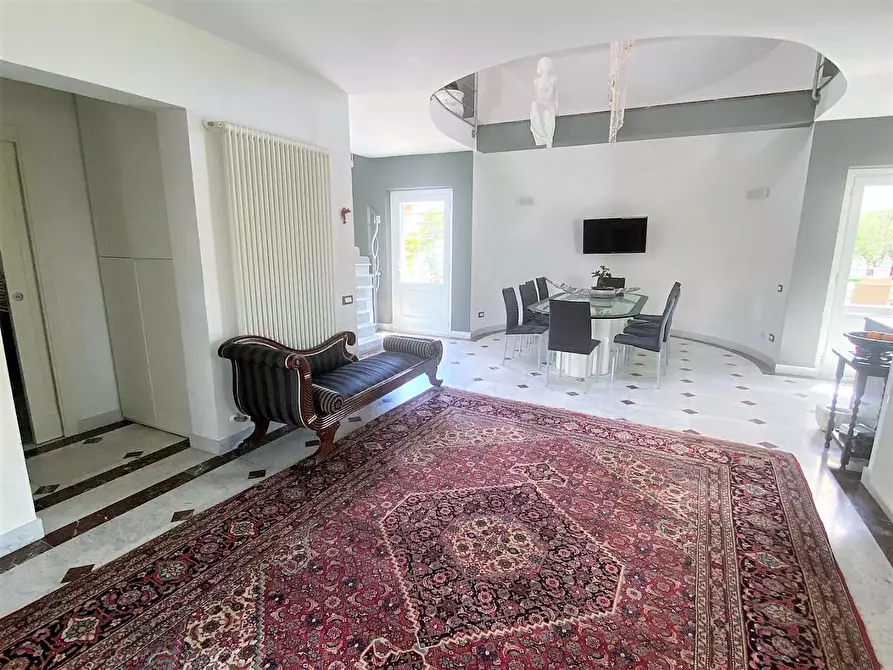 Immagine 9 di Villa in vendita  a Carrara