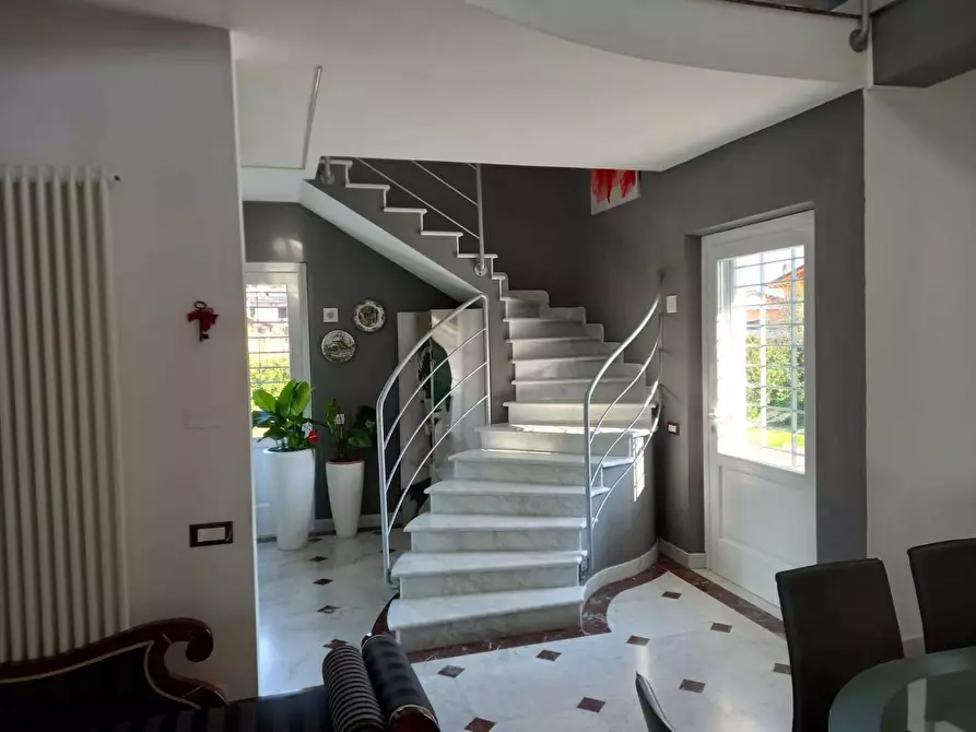 Immagine 11 di Villa in vendita  a Carrara