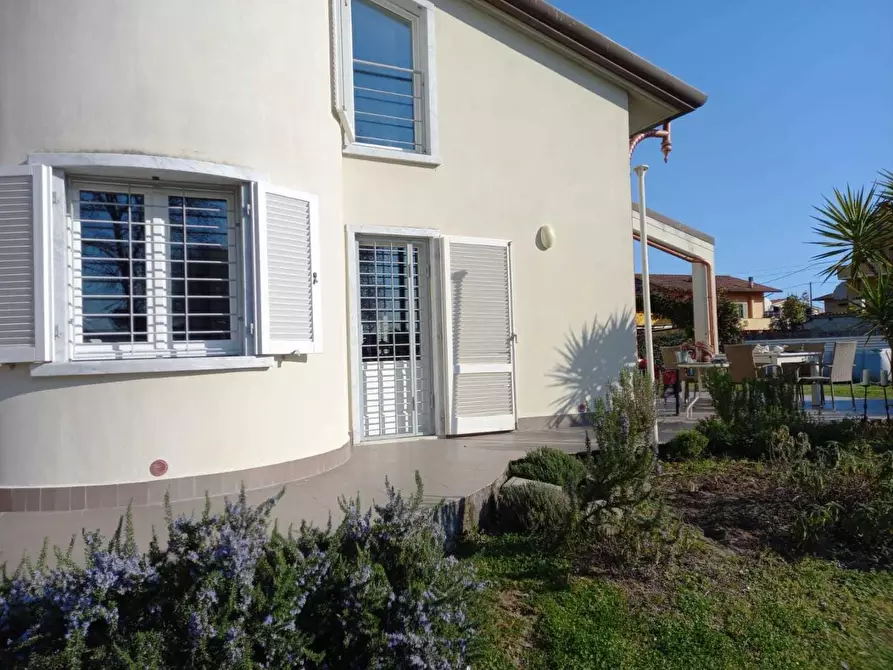 Immagine 5 di Villa in vendita  a Carrara