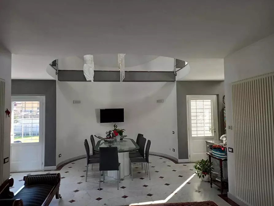 Immagine 9 di Villa in vendita  a Carrara