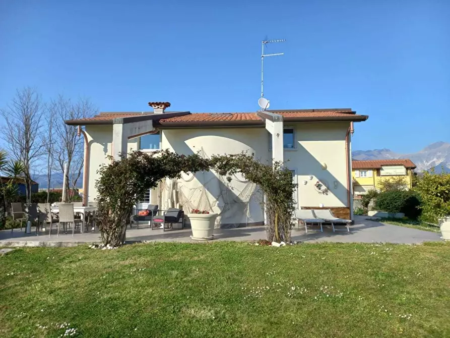 Immagine 3 di Villa in vendita  a Carrara
