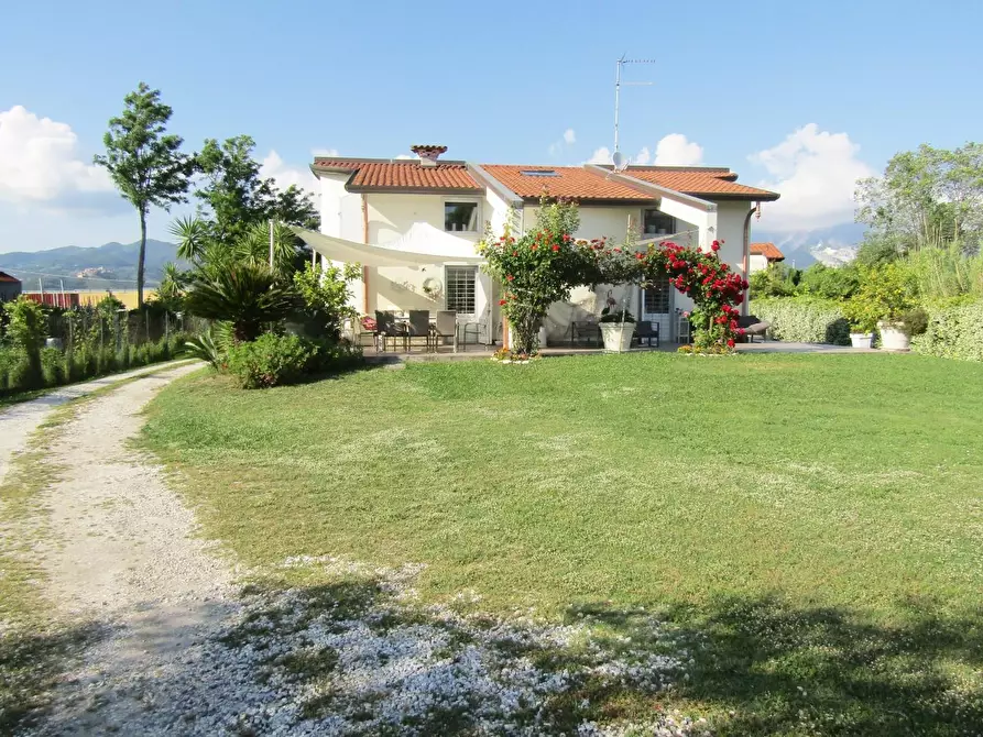 Immagine 27 di Villa in vendita  a Carrara