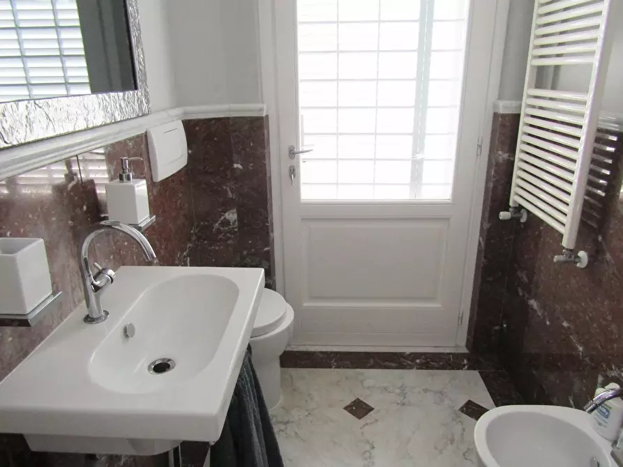 Immagine 10 di Villa in vendita  a Carrara