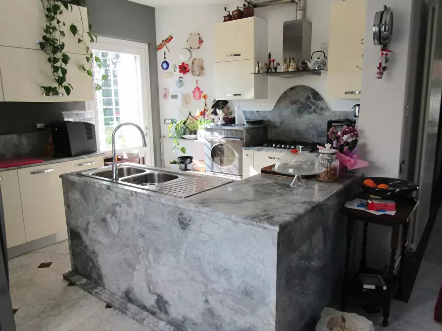 Immagine 4 di Villa in vendita  a Carrara