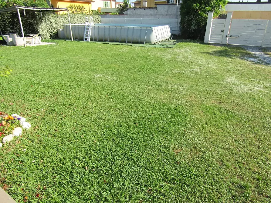 Immagine 25 di Villa in vendita  a Carrara