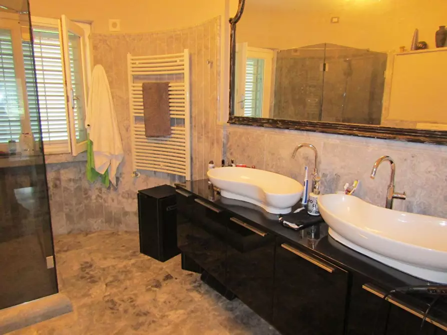 Immagine 12 di Villa in vendita  a Carrara