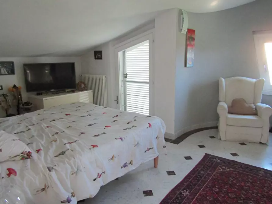 Immagine 18 di Villa in vendita  a Carrara