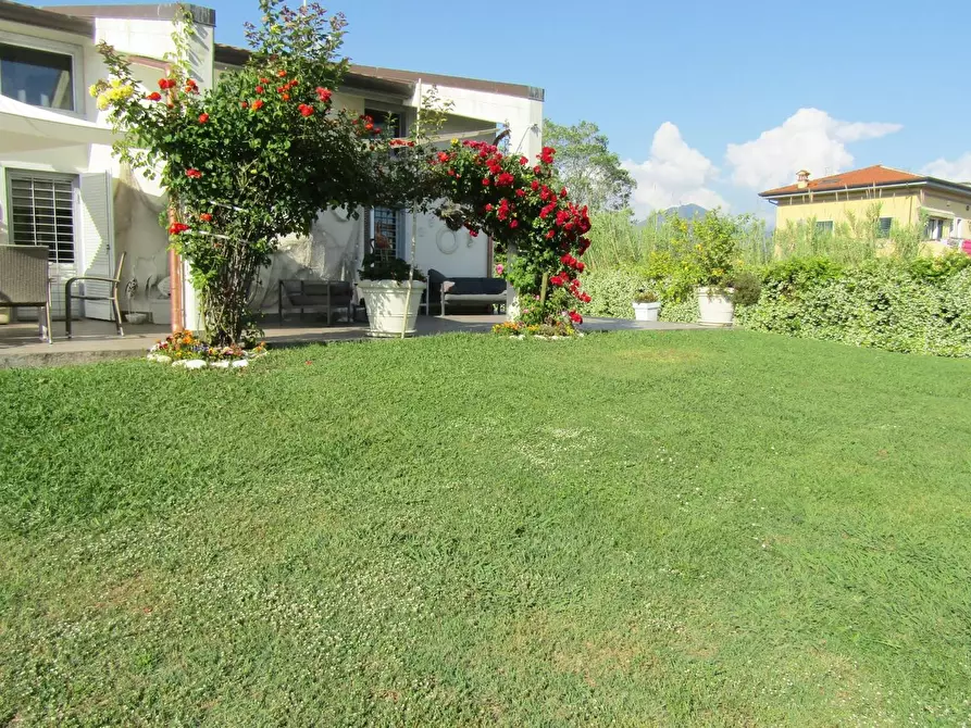 Immagine 26 di Villa in vendita  a Carrara