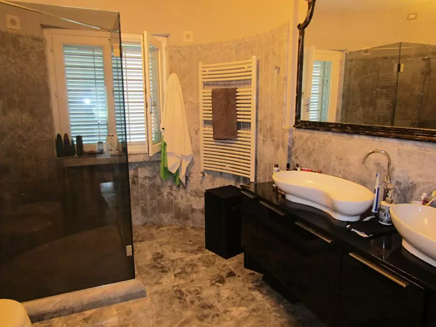 Immagine 11 di Villa in vendita  a Carrara