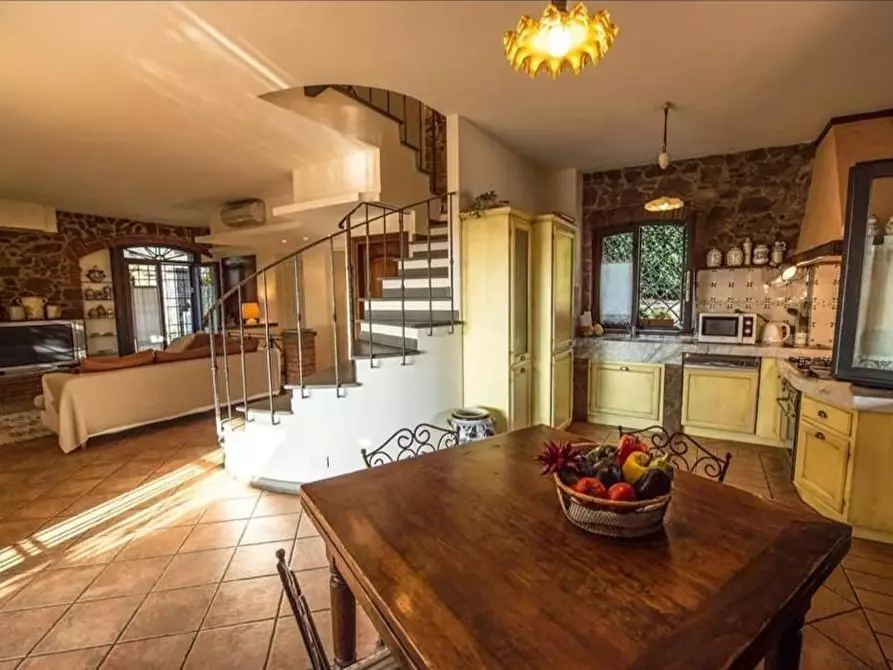 Immagine 5 di Casa colonica in vendita  a Vinci