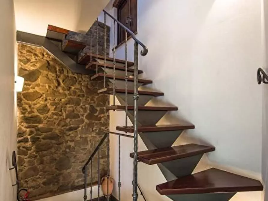 Immagine 13 di Casa colonica in vendita  a Vinci