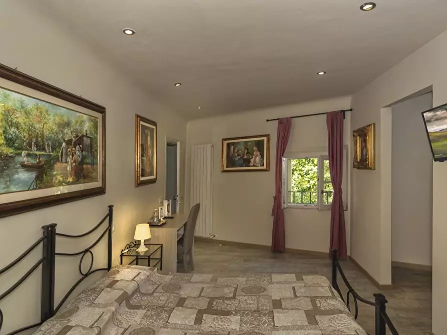 Immagine 26 di Attività commerciale in vendita  a Lucca