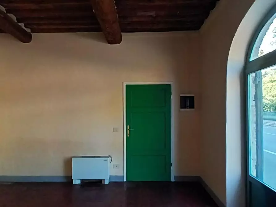 Immagine 3 di Locale commerciale in affitto  a Capannori