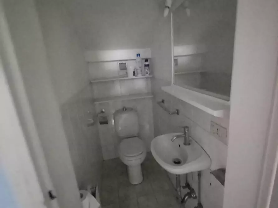 Immagine 7 di Locale commerciale in affitto  a Capannori