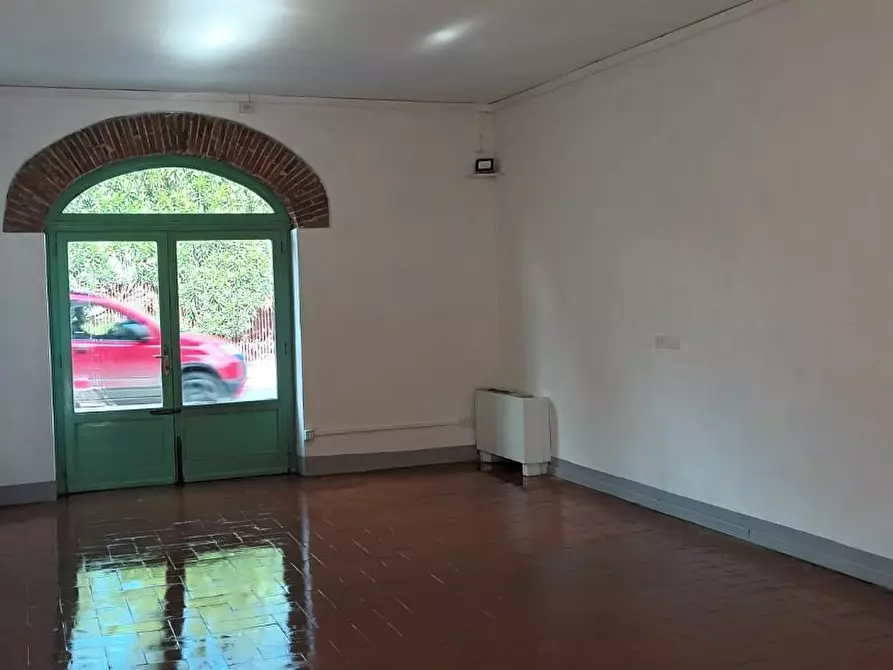 Immagine 6 di Locale commerciale in affitto  a Capannori