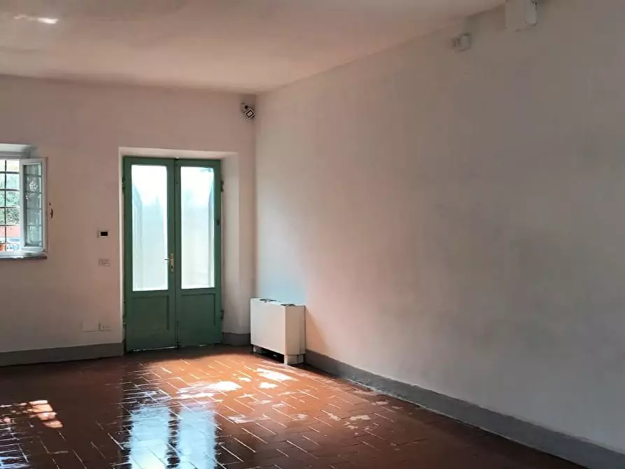 Immagine 4 di Locale commerciale in affitto  a Capannori