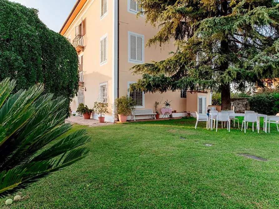 Immagine 1 di Villa in vendita  a Lucca