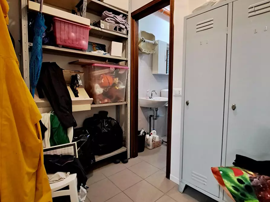 Immagine 7 di Negozio in vendita  a Viareggio