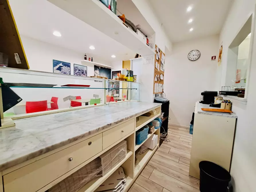 Immagine 10 di Negozio in vendita  a Viareggio