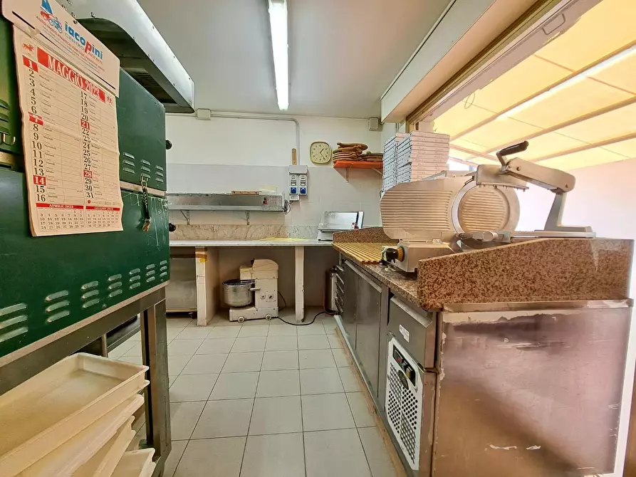 Immagine 13 di Negozio in vendita  a Viareggio
