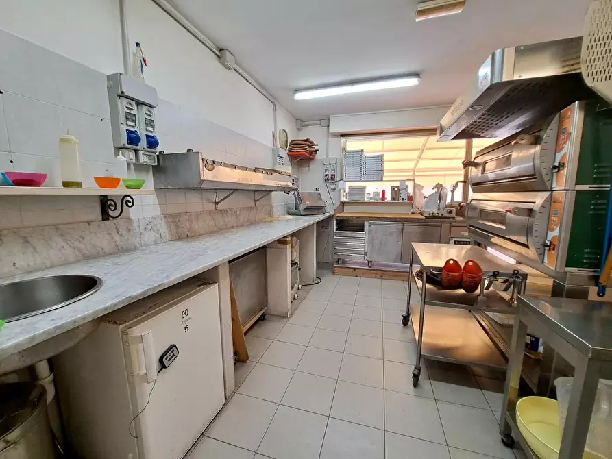 Immagine 16 di Negozio in vendita  a Viareggio