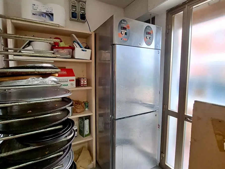 Immagine 20 di Negozio in vendita  a Viareggio