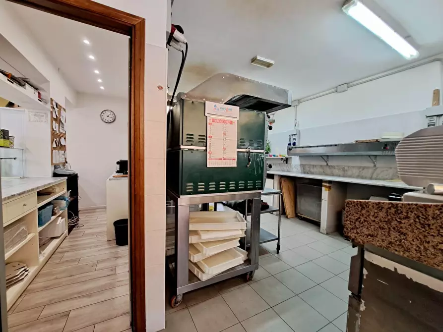 Immagine 12 di Negozio in vendita  a Viareggio