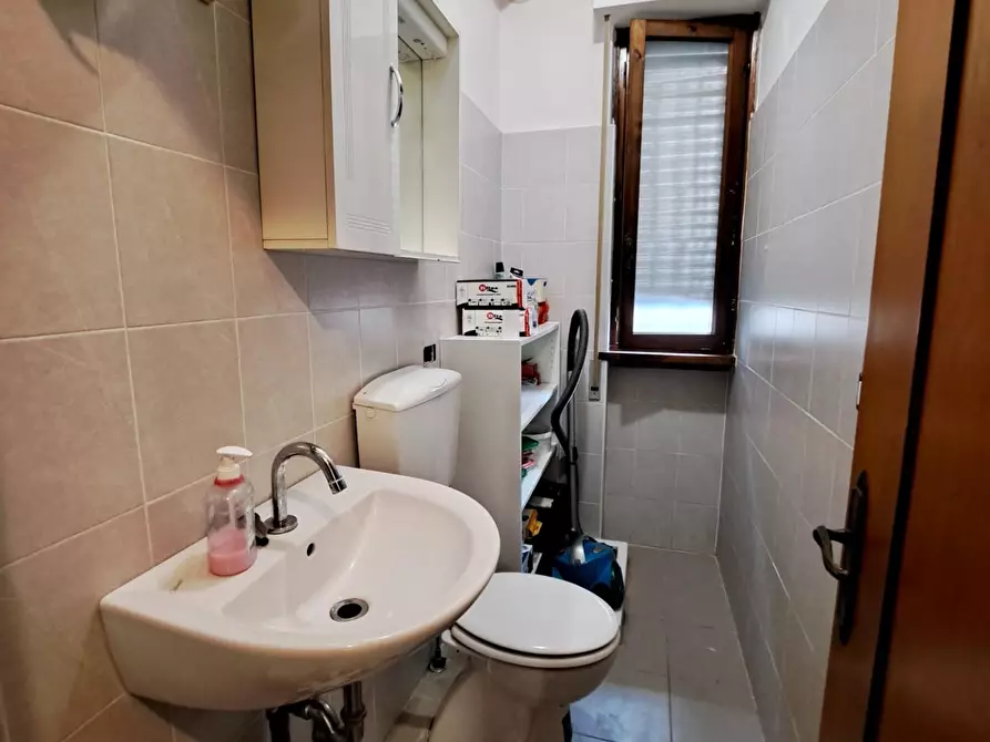 Immagine 8 di Negozio in vendita  a Viareggio