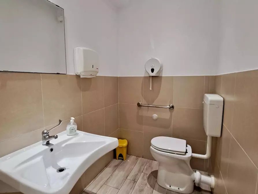 Immagine 5 di Negozio in vendita  a Viareggio