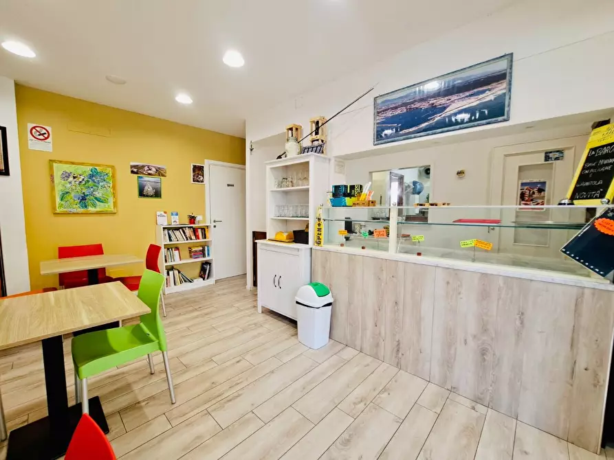 Immagine 2 di Negozio in vendita  a Viareggio