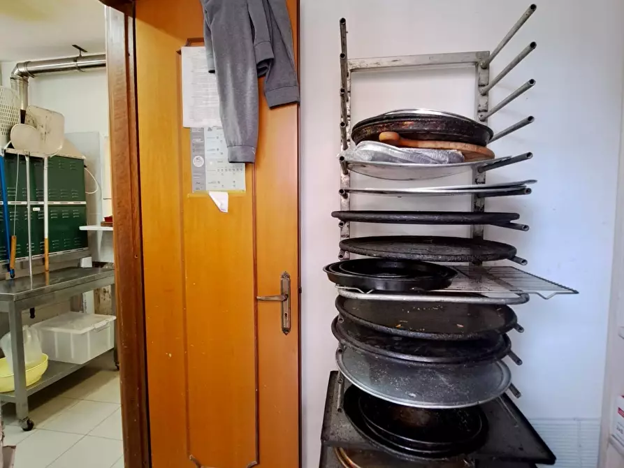 Immagine 19 di Negozio in vendita  a Viareggio