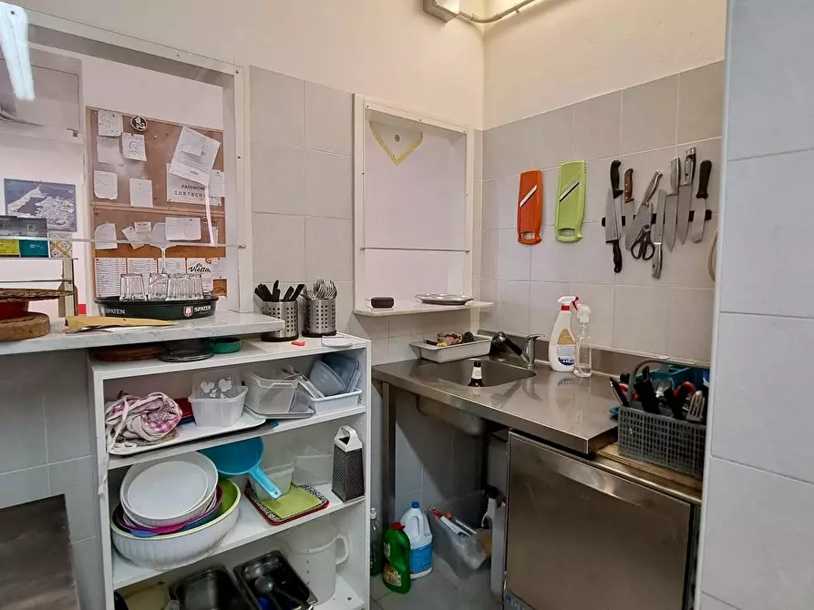 Immagine 18 di Negozio in vendita  a Viareggio