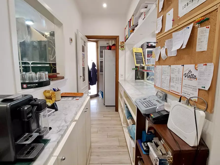 Immagine 9 di Negozio in vendita  a Viareggio
