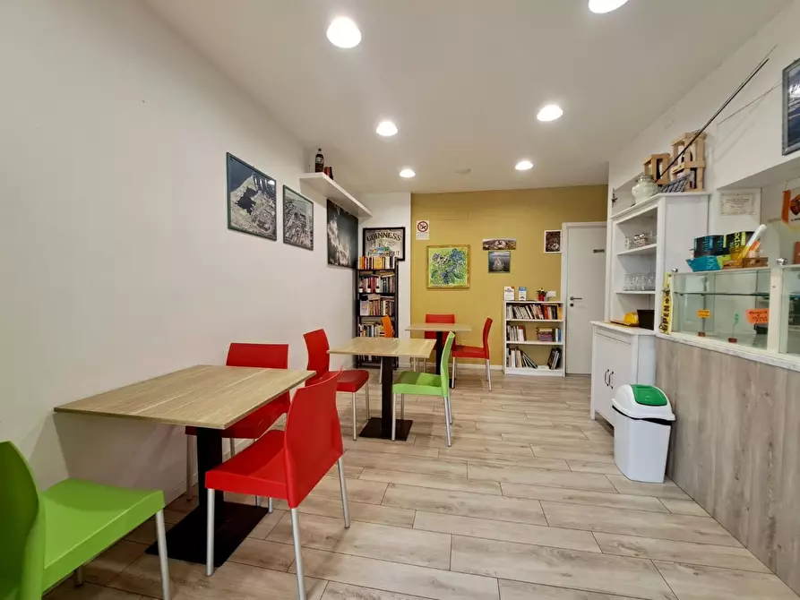 Immagine 3 di Negozio in vendita  a Viareggio